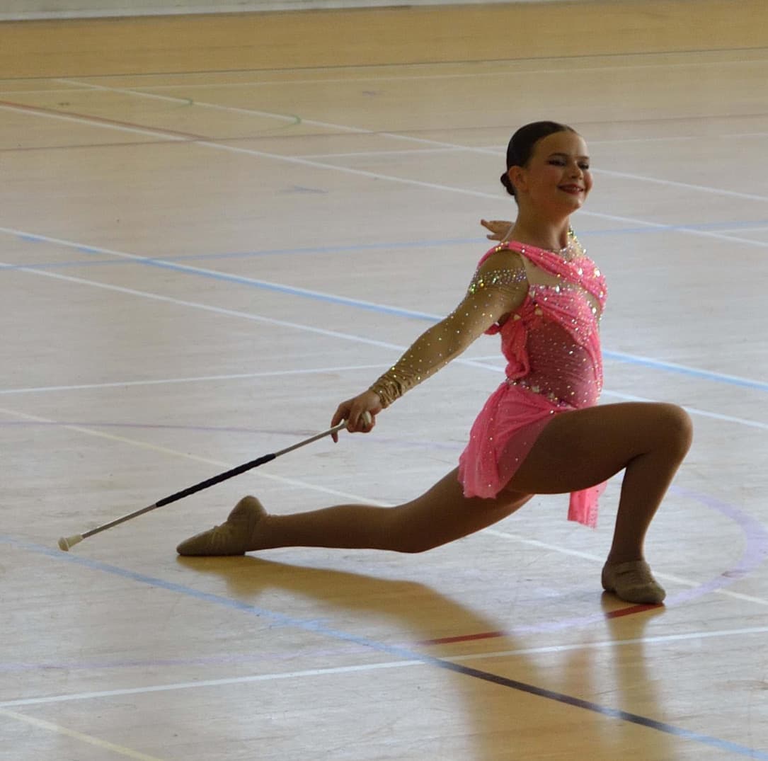 Groupe d'athlètes de twirling bâton s'entraînant ensemble
