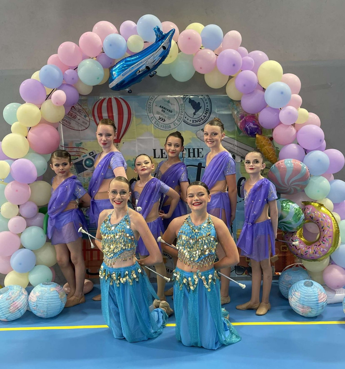 Groupe débutante du Lannion Twirling Club lors d'un gala, montrant les jeunes talents du club